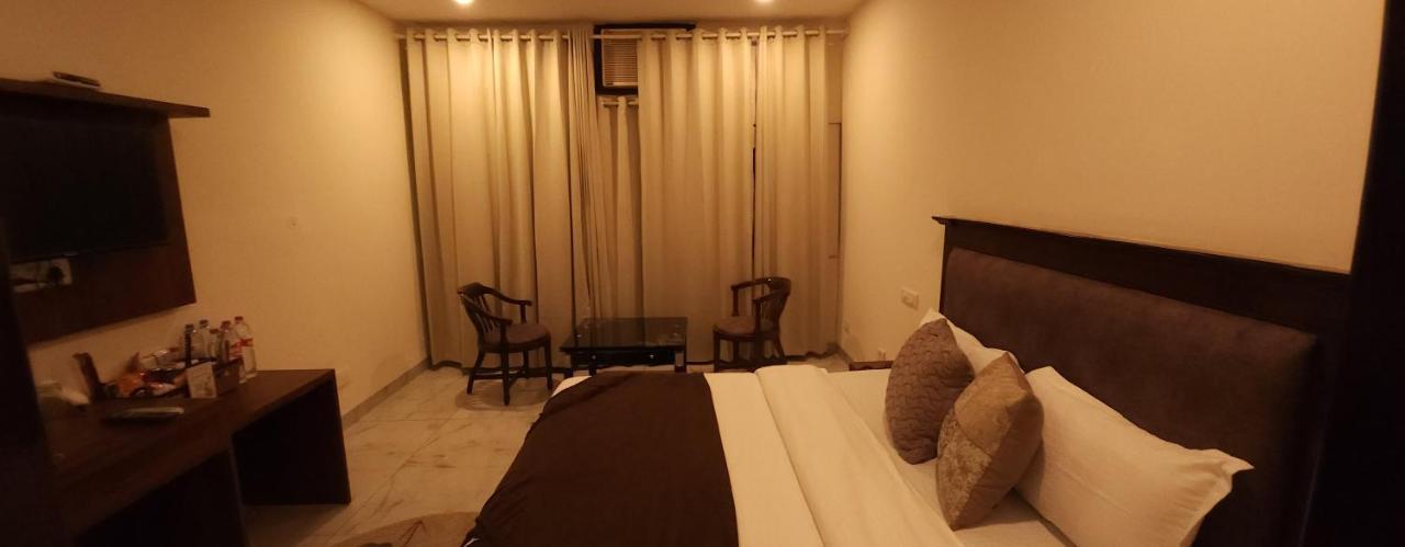 Hotel Multitech Premium Chandīgarh Dış mekan fotoğraf