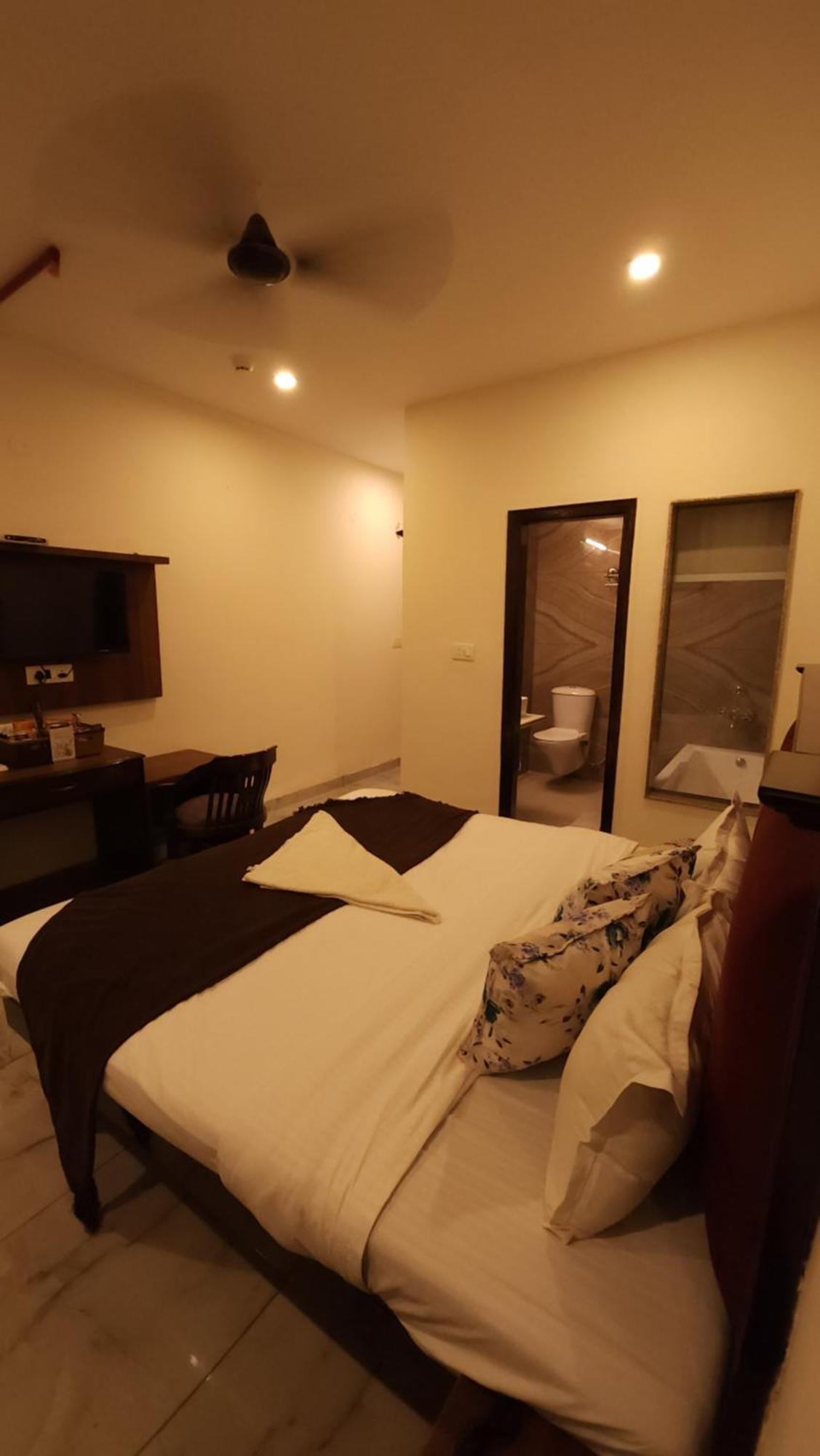 Hotel Multitech Premium Chandīgarh Dış mekan fotoğraf